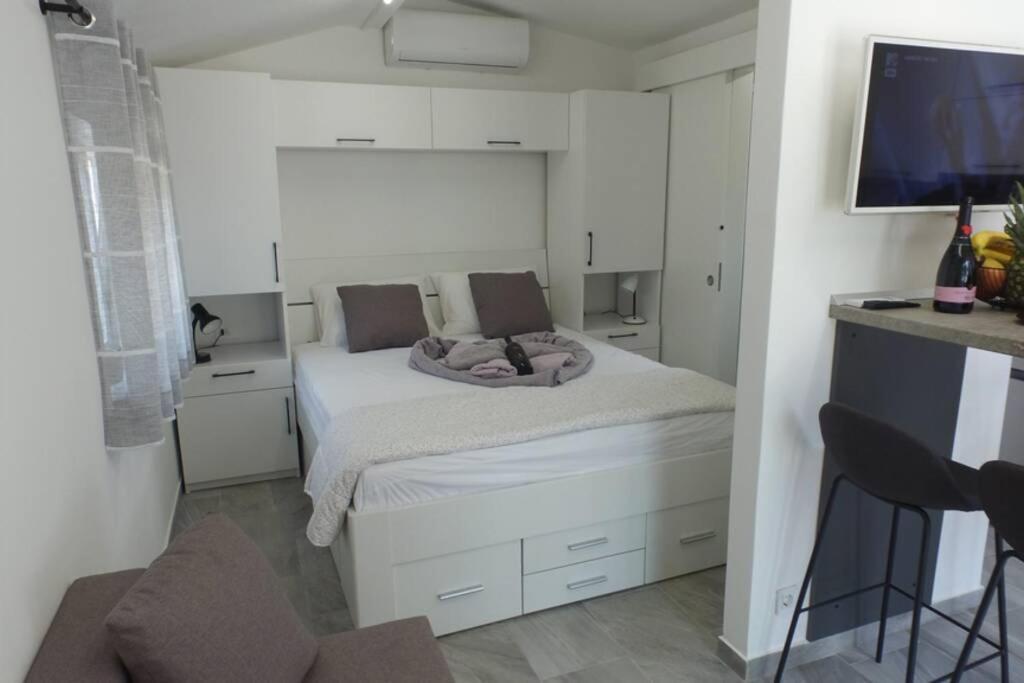 Apartment In Park Forest Soline Near The Sea Pjescana Uvala Exteriér fotografie