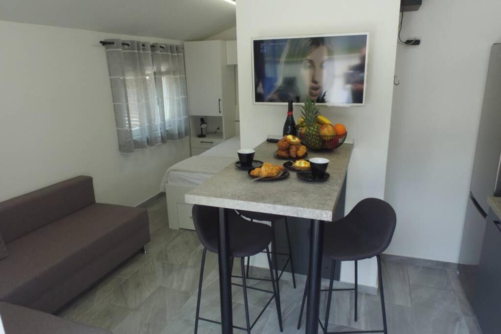 Apartment In Park Forest Soline Near The Sea Pjescana Uvala Exteriér fotografie